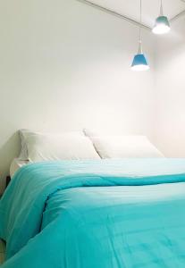 Un pat sau paturi într-o cameră la Rumah Tamu Azizah