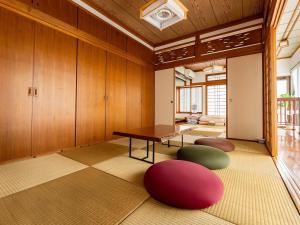 Habitación con mesa y algunas sillas. en Mizunowa B035, en Nago
