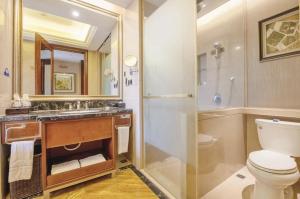 Ένα μπάνιο στο Days Hotel by Wyndham Logan City Huizhou