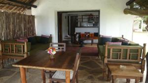 Area tempat duduk di Kusini Beach Cottages