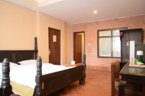 Tempat tidur dalam kamar di Hotel Ganesh Himal