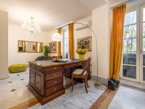 a home office with a desk and a chair at Relais La Lanterne in Cagliari