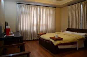 Tempat tidur dalam kamar di Hotel Ganesh Himal