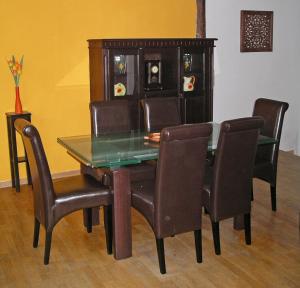 ein Esszimmer mit einem Glastisch und Stühlen in der Unterkunft Ferienhaus Anna Maria in Bernkastel-Kues