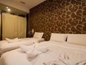 Postel nebo postele na pokoji v ubytování 1 Hotel Taman Connaught