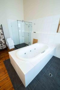 a large white bath tub in a bathroom at Park Hotel in Mount Gambier