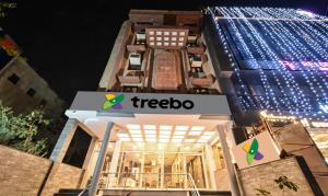 ein Treebox-Schild an der Seite eines Gebäudes in der Nacht in der Unterkunft Treebo Siddharth in Ajmer