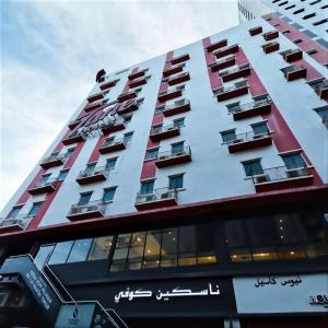 un edificio alto con muchos balcones. en Tune Hotel – Kota Bharu City Centre, en Kota Bharu