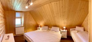 Posteľ alebo postele v izbe v ubytovaní Chalupa Za lesíkom