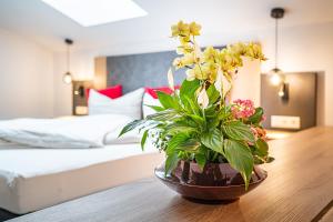 Postel nebo postele na pokoji v ubytování Berghotel & Chalets Adersberg Chiemgau Card kostenfrei