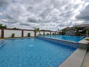 una gran piscina de agua azul en Heidi Sanctuary Resort by Cocotel, en Ángeles
