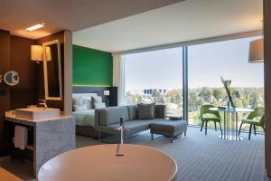 Uma área de estar em Crowne Plaza Geneva by IHG