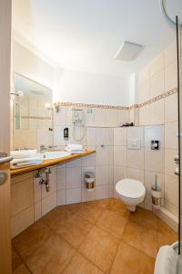 Koupelna v ubytování Berghotel & Chalets Adersberg Chiemgau Card kostenfrei