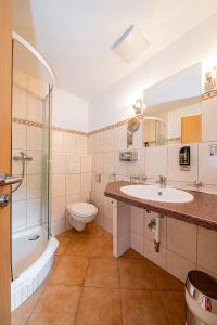 Koupelna v ubytování Berghotel & Chalets Adersberg Chiemgau Card kostenfrei
