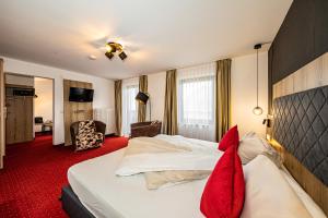 Postel nebo postele na pokoji v ubytování Berghotel & Chalets Adersberg Chiemgau Card kostenfrei