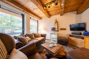 TV a/nebo společenská místnost v ubytování Berghotel & Chalets Adersberg Chiemgau Card kostenfrei