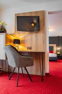 TV a/nebo společenská místnost v ubytování Berghotel & Chalets Adersberg Chiemgau Card kostenfrei