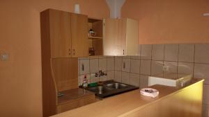 Kuchyň nebo kuchyňský kout v ubytování Sobe Rooms Szobák Zimmer KIS