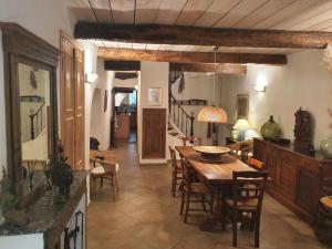 una cucina e una sala da pranzo con tavolo e sedie di La Maison Provençale a La Roquebrussanne