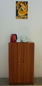 un mobile in legno con stoviglie sopra di Ocean Gate Villa Tangalle a Tangalle