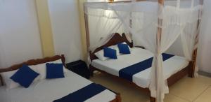 Letto o letti in una camera di Ocean Gate Villa Tangalle