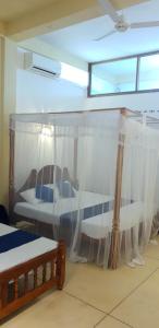 Letto o letti in una camera di Ocean Gate Villa Tangalle