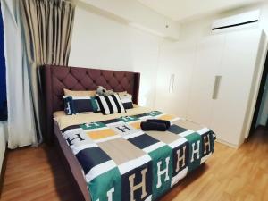 Ένα ή περισσότερα κρεβάτια σε δωμάτιο στο Tropicana 218 Macalister at Georgetown 2Carparks