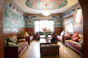 Area tempat duduk di Hotel Ganesh Himal
