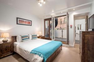 Apartment 4, 48 Bishopsgate by City Living London tesisinde bir odada yatak veya yataklar