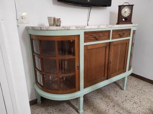 a desk with a clock on top of it at Cal Sabater, la teva llar lluny de casa in Preixana +39 photos
