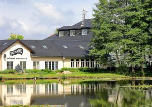 Výhled na řeku, která protéká v blízkosti hotelu