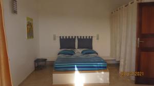 a bedroom with a bed in a room at Casa Branca in Porto Novo
