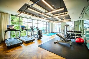 una palestra con tapis roulant ed ellittiche in una stanza di Nikko Style Nagoya a Nagoya