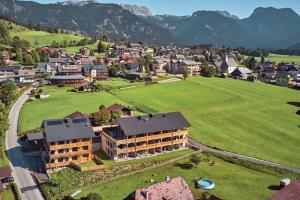 eine Luftansicht einer Stadt mit grünem Feld in der Unterkunft Panorama Lodge Auszeit 205 in Tauplitz