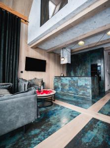 een woonkamer met een bank en een tafel bij VIP Chalet ZAKOPANE in Kościelisko +80 foto's