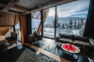 een woonkamer met een bank en een tafel bij VIP Chalet ZAKOPANE in Kościelisko