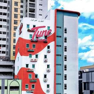 um edifício com um sinal de jine no lado dele em Tune Hotel – Kota Bharu City Centre em Kota Bharu