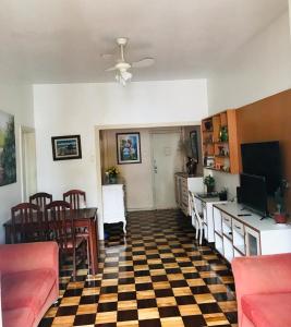 sala de estar con suelo a cuadros en Apartamento em Copacabana, en Río de Janeiro