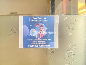 Ein Zertifikat, Auszeichnung, Logo oder anderes Dokument, das in der Unterkunft Homestay Tirtasari Pinrang City Center Mitra RedDoorz ausgestellt ist