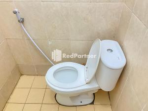 Ein Badezimmer in der Unterkunft Homestay Tirtasari Pinrang City Center Mitra RedDoorz