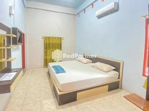 Ein Bett oder Betten in einem Zimmer der Unterkunft Homestay Tirtasari Pinrang City Center Mitra RedDoorz
