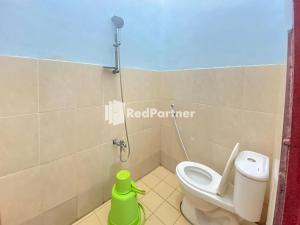 Ein Badezimmer in der Unterkunft Homestay Tirtasari Pinrang City Center Mitra RedDoorz