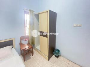Ein Bett oder Betten in einem Zimmer der Unterkunft Homestay Tirtasari Pinrang City Center Mitra RedDoorz