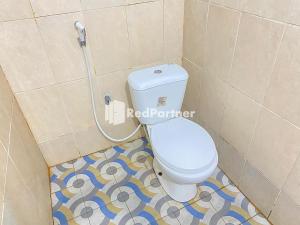 Ein Badezimmer in der Unterkunft Homestay Tirtasari Pinrang City Center Mitra RedDoorz