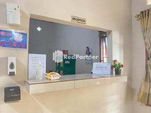 Lobby/Rezeption in der Unterkunft Homestay Tirtasari Pinrang City Center Mitra RedDoorz