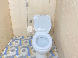 Ein Badezimmer in der Unterkunft Homestay Tirtasari Pinrang City Center Mitra RedDoorz