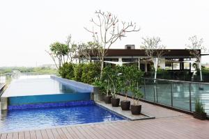 Der Swimmingpool an oder in der Nähe von Santika Premiere Bintaro