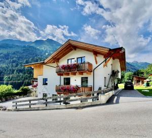 dom z kwiatami na balkonach w obiekcie valbel w mieście Sankt Anton am Arlberg
