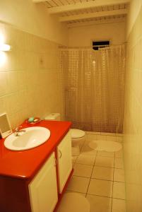 Ένα μπάνιο στο Maison d'une chambre avec jardin clos et wifi a Grand Bourg