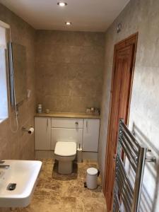 een badkamer met een wit toilet en een wastafel bij Arendelle House in East Leake